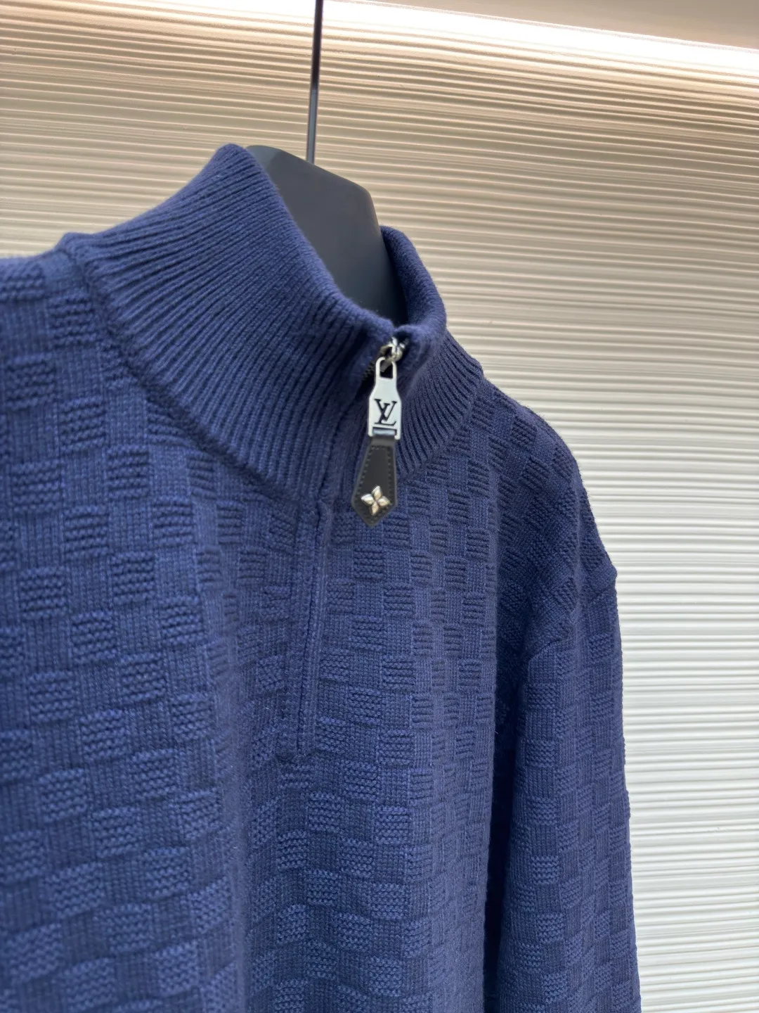 LOUIS VUITTON dark pattern mosaic checkerboard knitted pullover ●Original version: purchased and developed by 18756 ●Item number: 1680188-A70 ●Fabric: heavy cotton fabric ●Technology: knitting ●Version: fitted version ●Weight: about 825 grams ●Size: S-M-L-XL ●Description: It is made of the same heavy-weight pure cotton material as the original, with double threads. Each color is dyed in a separate vat. The weaving requires an imported Stoll 16-needle machine. The embroidery uses Behringer embroidery technology, and the details are restored to the same consistency. Customized dyeing without any color difference. The ingenious craftsmanship is perfectly restored, the three standards are complete, and the accessories are customized. The overall wiring is straight and delicate, the fabric is comfortable and soft, and the color is consistent without color difference. It can be matched with the same style to create a fashionable look and control various occasions. Customized accessories, complete with three standards, same style for men and women!